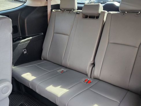 Used 2024 Toyota Highlander XLE FWD image 18