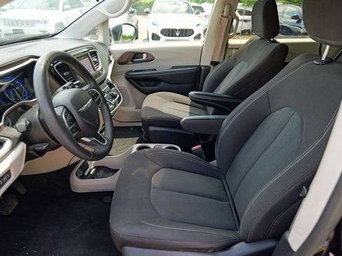 Used 2023 Chrysler Voyager LX image 19