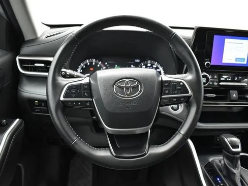 Used 2025 Toyota Highlander LE FWD image 20