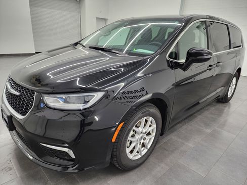 Used 2024 Chrysler Pacifica Touring-L image 7