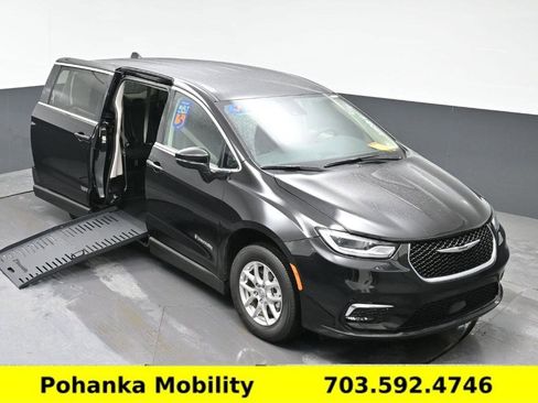 Used 2024 Chrysler Pacifica Touring-L image 16