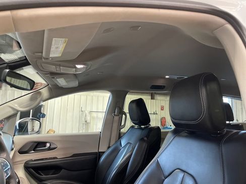 Used 2023 Chrysler Pacifica Touring-L FWD image 13