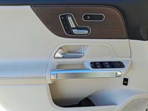 Used 2022 Mercedes-Benz GLB 250 4MATIC image 9