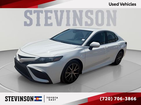 Used 2023 Toyota Camry SE FWD image 1