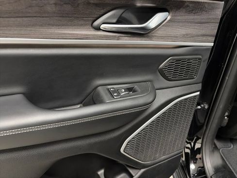 Certified 2022 Jeep Grand Cherokee Limited AWD/4WD image 17
