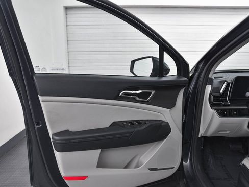 Used 2025 Kia Sportage EX image 11