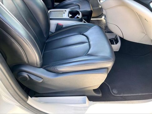 Used 2023 Chrysler Pacifica Touring-L FWD image 35