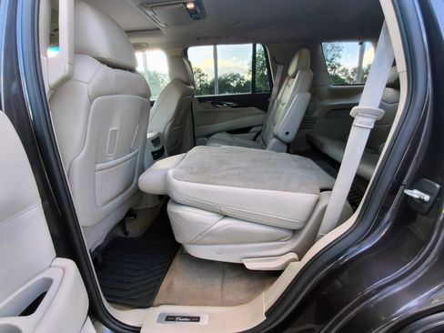 Used 2016 Cadillac Escalade Luxury AWD/4WD image 31