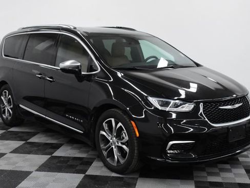 Used 2022 Chrysler Pacifica Pinnacle image 1