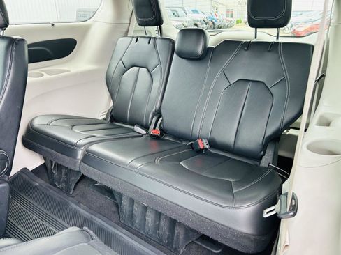 Used 2022 Chrysler Pacifica Touring-L FWD image 27