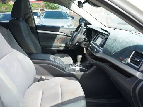 Used 2019 Toyota Highlander FWD V6 image 18