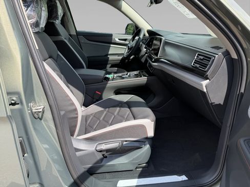 New 2025 Volkswagen Atlas Peak Edition SE image 9