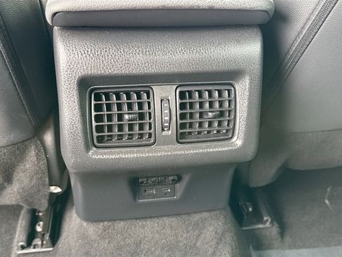 Used 2025 Toyota Camry SE w/ Convenience Package image 18