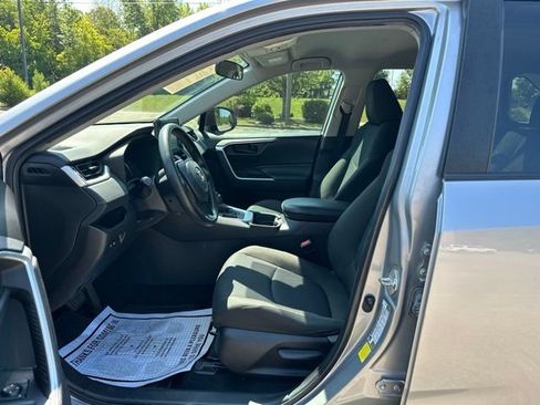 Used 2021 Toyota RAV4 LE FWD image 9