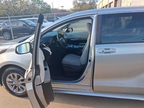 Used 2025 Toyota Sienna LE FWD image 3