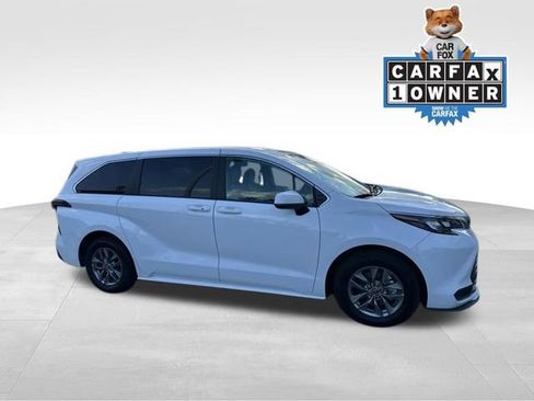 Used 2025 Toyota Sienna LE FWD image 4
