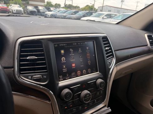 Used 2017 Jeep Grand Cherokee Limited w/ Luxury Group II RWD image 16