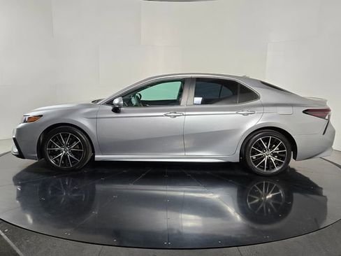 Used 2022 Toyota Camry SE w/ Carpet Mat Package (TMS) image 3