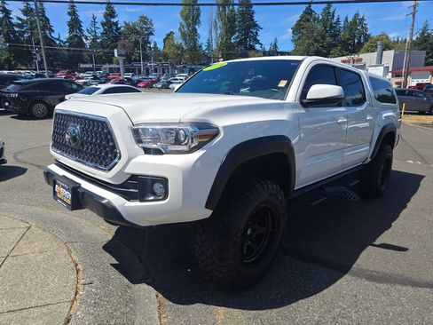 Used 2019 Toyota Tacoma TRD Off-Road w/ Technology Package AWD/4WD image 3