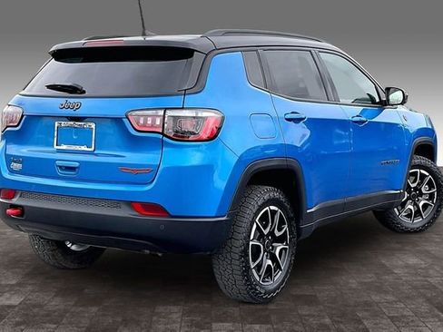 Used 2025 Jeep Compass Trailhawk AWD/4WD image 2