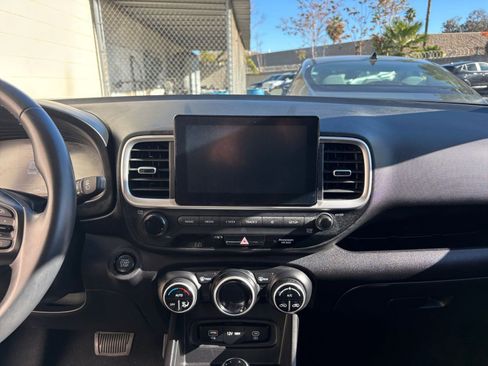 Used 2025 Hyundai Venue SEL image 18