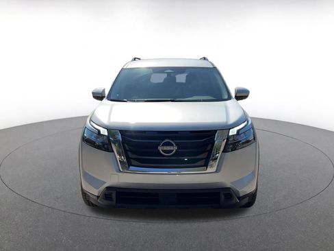 Used 2025 Nissan Pathfinder SV image 4