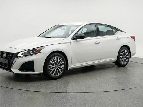Used 2025 Nissan Altima 2.5 SV image 3