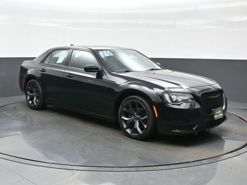Used 2020 Chrysler 300 Touring w/ Sport Appearance Package image 8