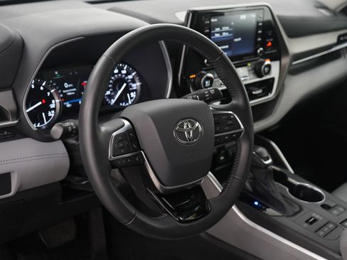 Used 2021 Toyota Highlander XLE image 23