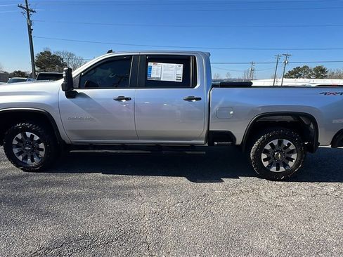 Used 2022 Chevrolet Silverado 2500 Custom w/ Custom Value Package image 8