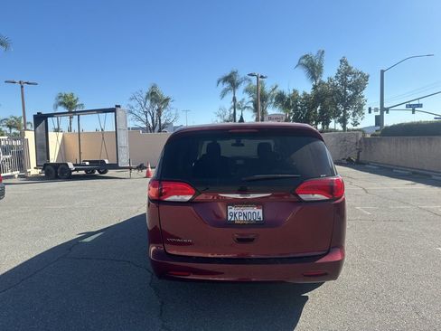 Used 2022 Chrysler Voyager LX image 7