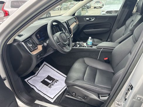 Used 2022 Volvo XC60 B5 Momentum w/ Advanced Package image 9