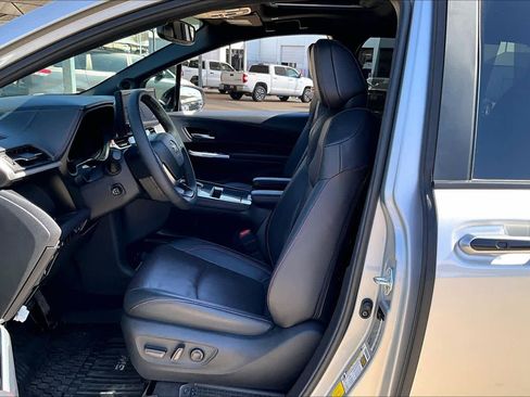 Used 2025 Toyota Sienna XSE w/ XSE Premium Package image 8