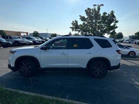 Used 2025 Honda Pilot Sport image 4