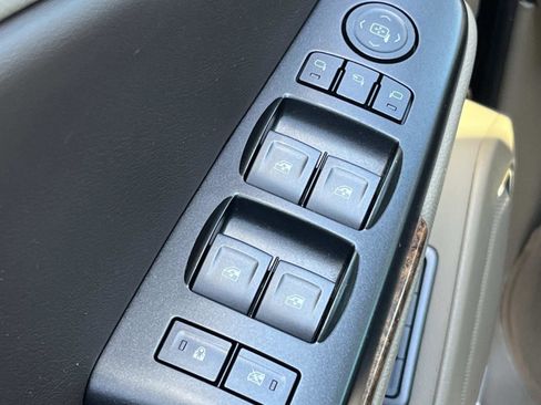 Used 2018 Chevrolet Suburban Premier image 22