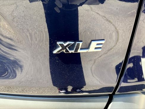 Used 2019 Toyota RAV4 XLE w/ Convenience Package FWD image 8