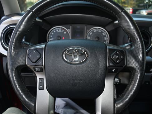 Used 2017 Toyota Tacoma TRD Sport image 12