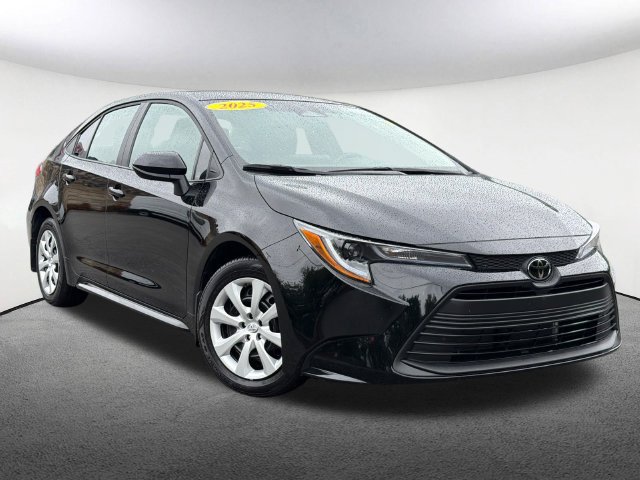 Used 2025 Toyota Corolla LE FWD image 2