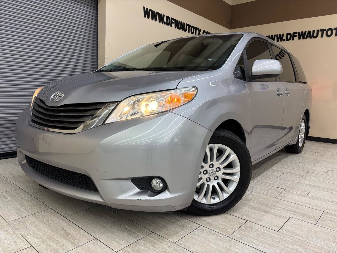 Used 2012 Toyota Sienna XLE w/ XLE Navigation Pkg FWD image 2