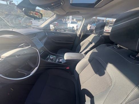 Used 2024 Jeep Grand Cherokee L Laredo image 12