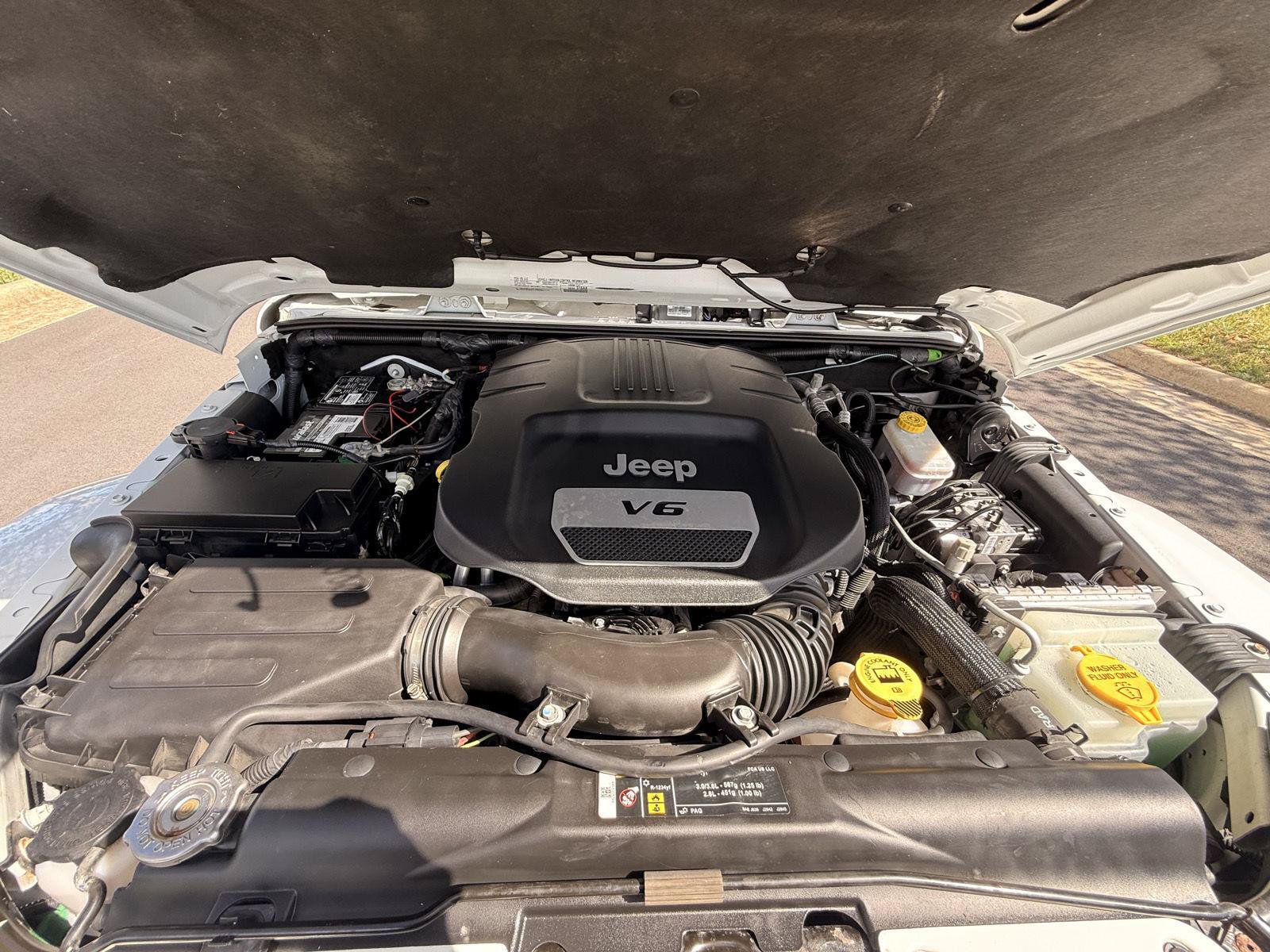 Used 2018 Jeep Wrangler Unlimited Sahara w/ Connectivity Group AWD/4WD image 11