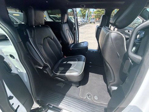 Used 2025 Chrysler Pacifica Limited FWD image 29