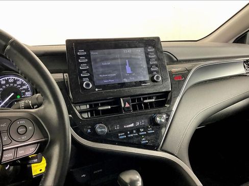 Used 2022 Toyota Camry SE image 9