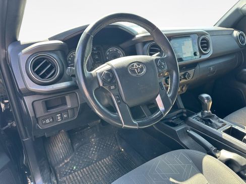 Used 2018 Toyota Tacoma TRD Sport image 11