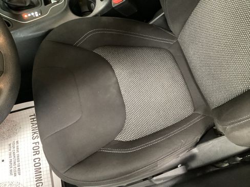 Used 2021 Jeep Cherokee Latitude FWD image 16