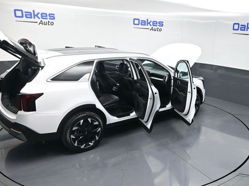 Certified 2025 Kia Sorento EX w/ Panoramic Sunroof Package image 48