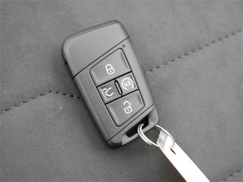 Certified 2025 Volkswagen Taos SE image 35