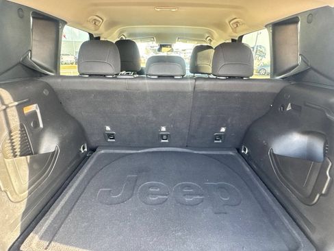 Used 2020 Jeep Renegade Latitude FWD image 32
