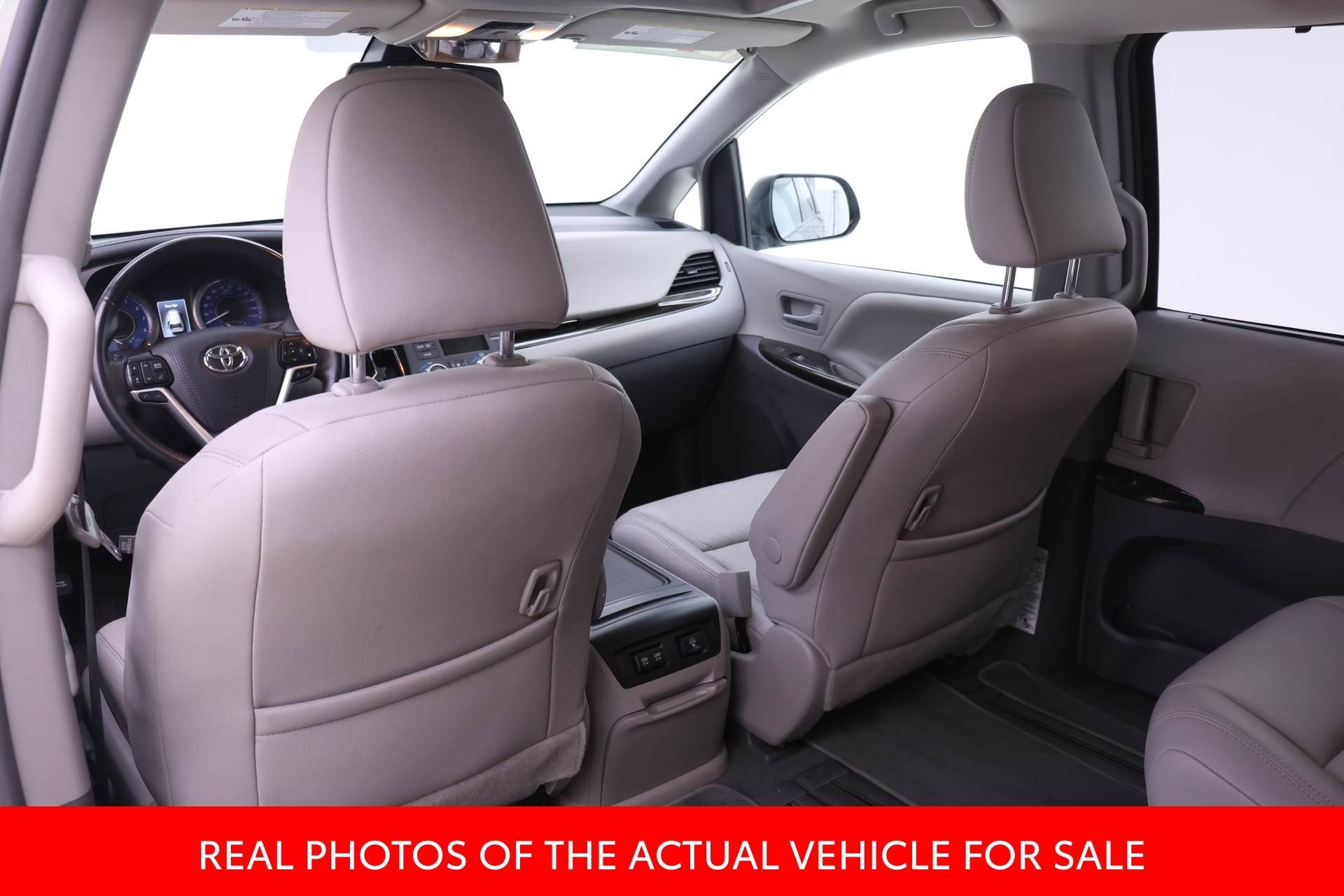 Used 2019 Toyota Sienna XLE w/ XLE Navigation Package FWD image 12