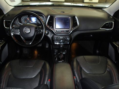 Used 2020 Jeep Cherokee Trailhawk AWD/4WD image 12